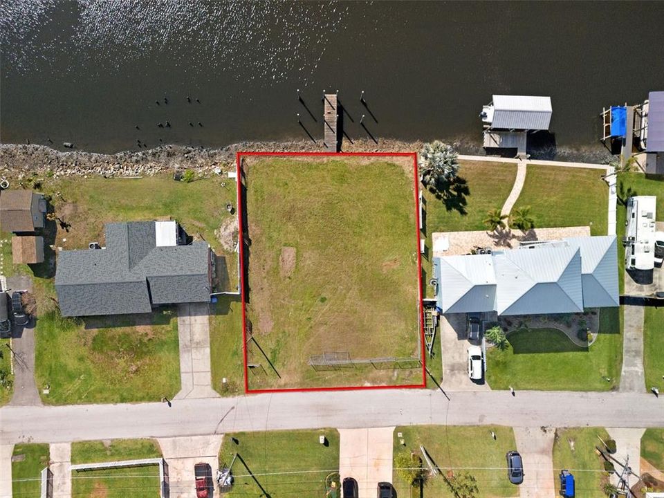 На продажу: $294,000 (0.18 acres)