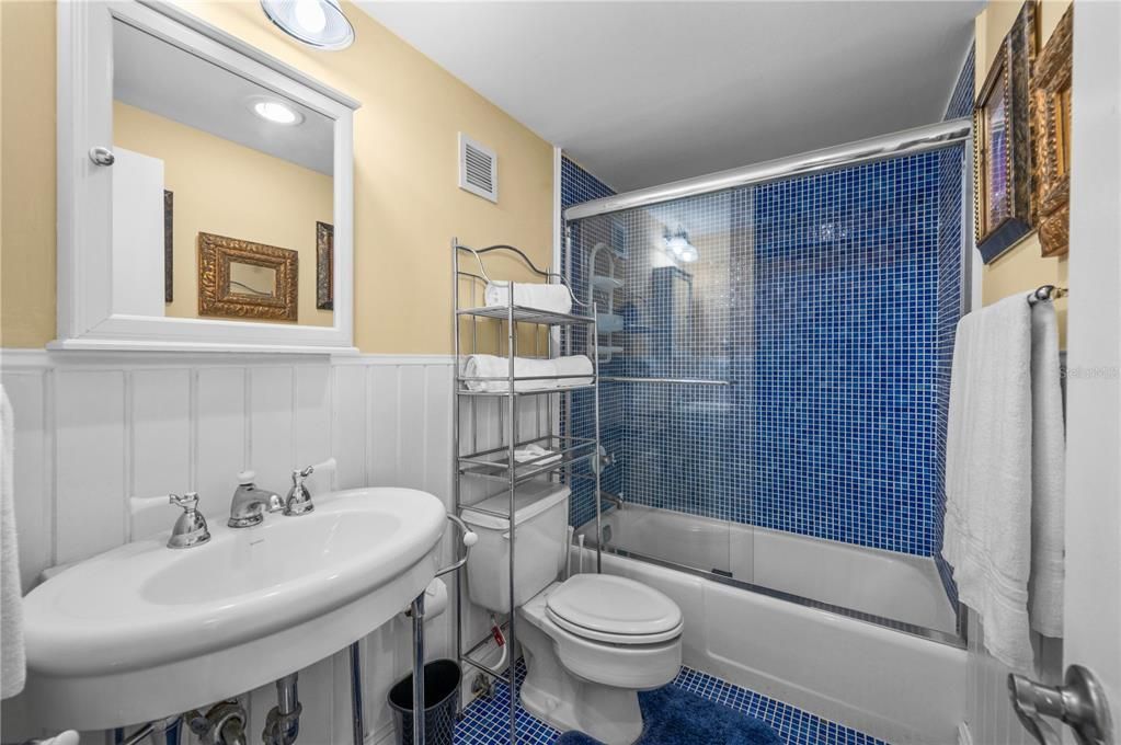 For Sale: $821,900 (2 beds, 2 baths, 837 Square Feet)