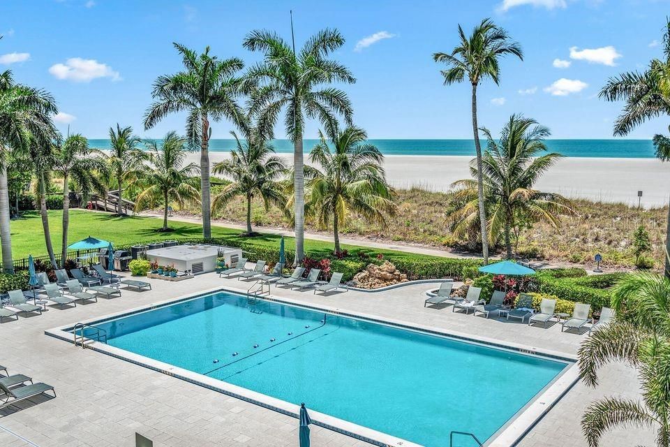 For Sale: $821,900 (2 beds, 2 baths, 837 Square Feet)