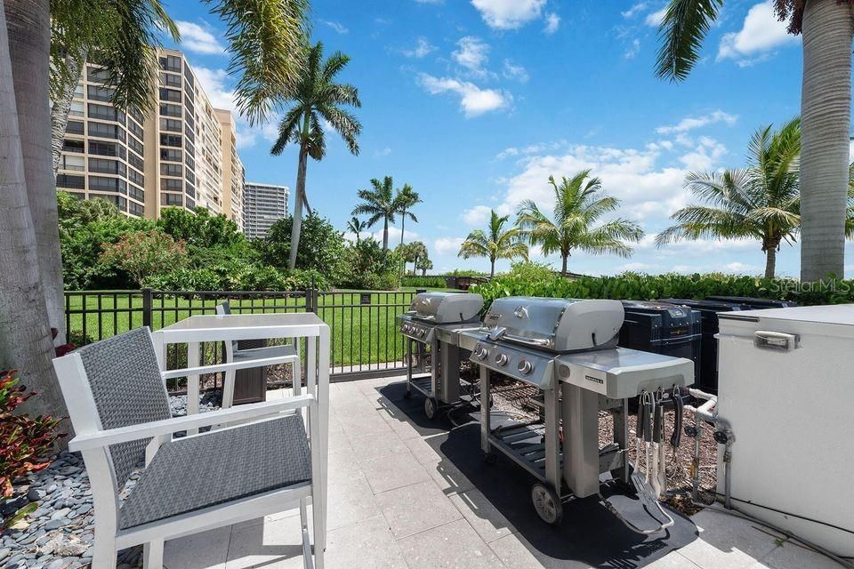 For Sale: $821,900 (2 beds, 2 baths, 837 Square Feet)