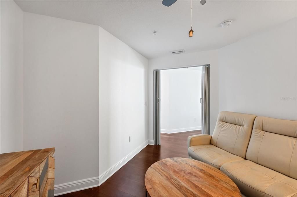 合同活跃: $3,250 (1 贝兹, 1 浴室, 1212 平方英尺)