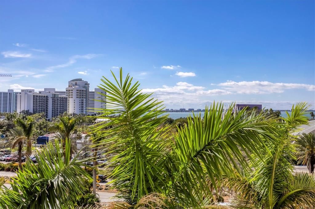 合同活跃: $3,250 (1 贝兹, 1 浴室, 1212 平方英尺)