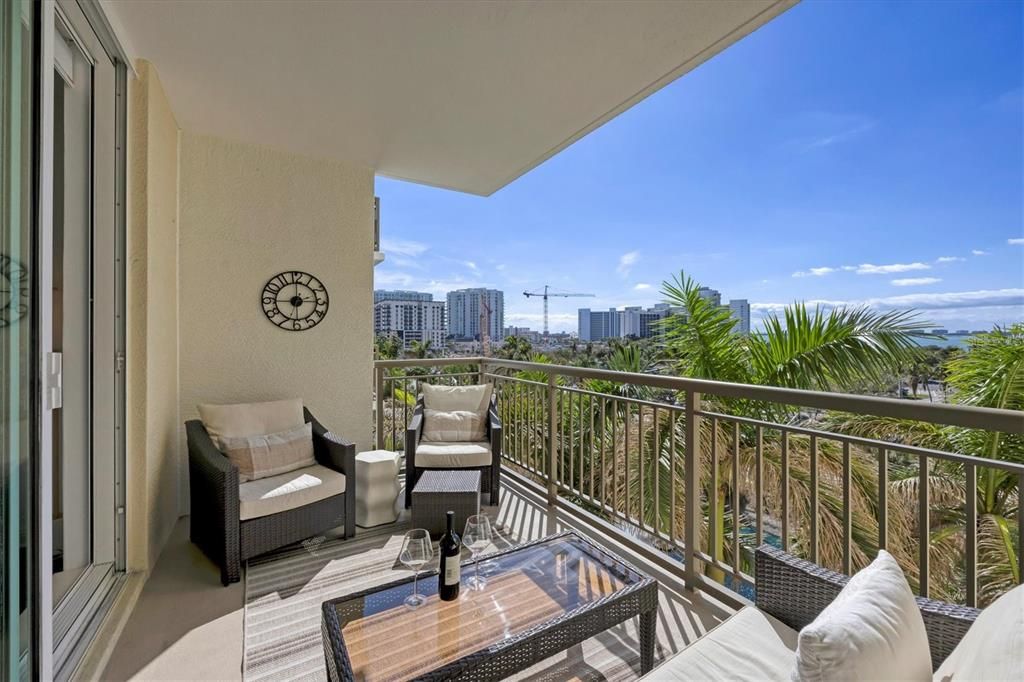 合同活跃: $3,250 (1 贝兹, 1 浴室, 1212 平方英尺)