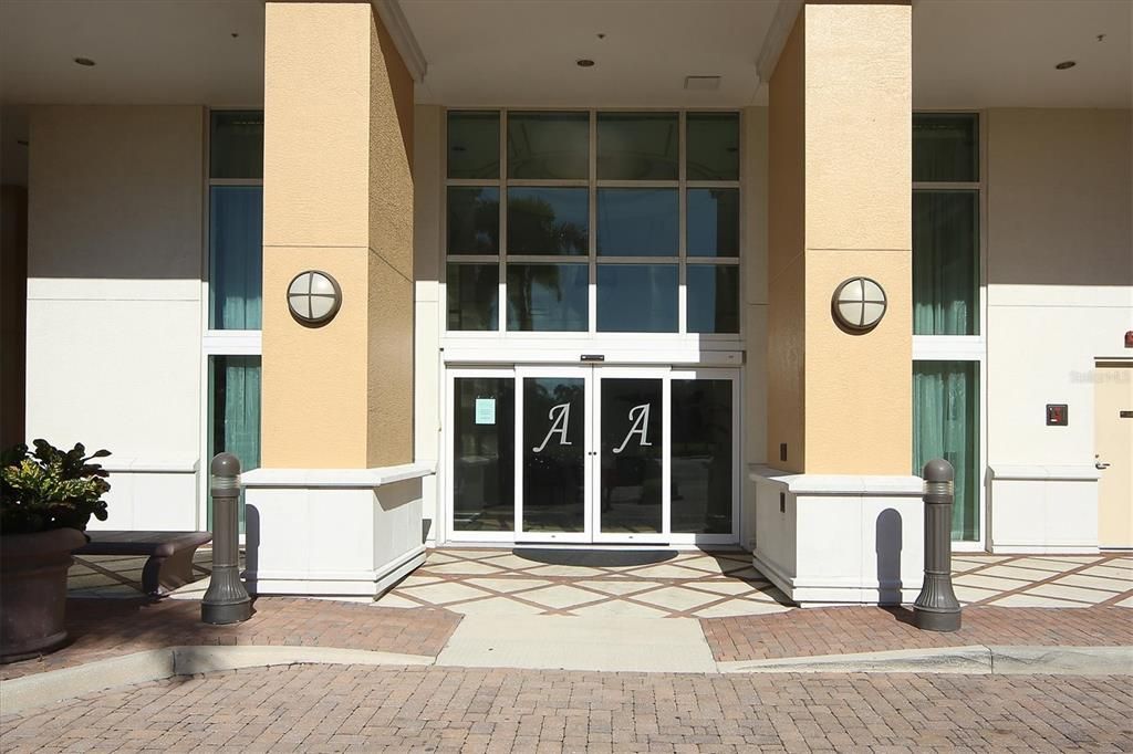 合同活跃: $3,250 (1 贝兹, 1 浴室, 1212 平方英尺)