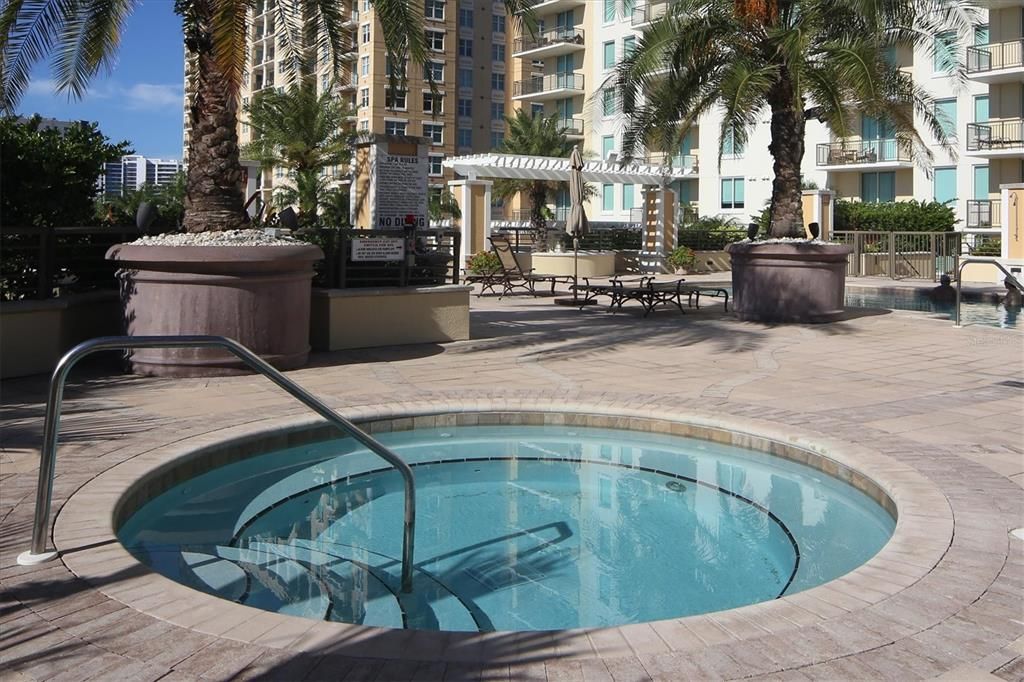 合同活跃: $3,250 (1 贝兹, 1 浴室, 1212 平方英尺)