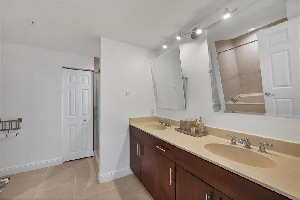 合同活跃: $3,250 (1 贝兹, 1 浴室, 1212 平方英尺)