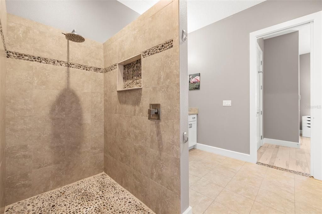 合同活跃: $2,399,900 (3 贝兹, 2 浴室, 2376 平方英尺)