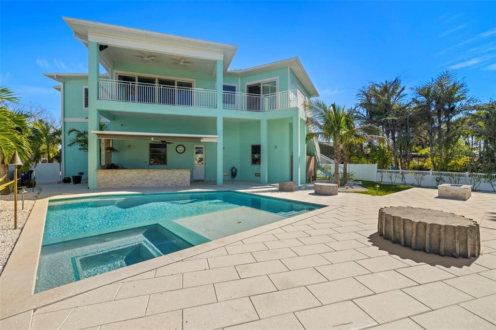 合同活跃: $2,399,900 (3 贝兹, 2 浴室, 2376 平方英尺)