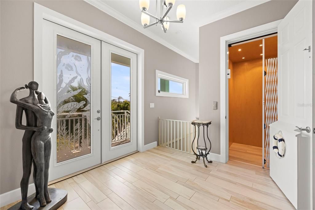 合同活跃: $2,399,900 (3 贝兹, 2 浴室, 2376 平方英尺)