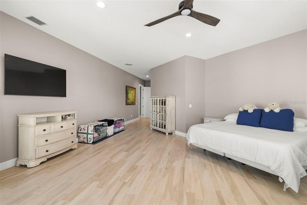 合同活跃: $2,399,900 (3 贝兹, 2 浴室, 2376 平方英尺)