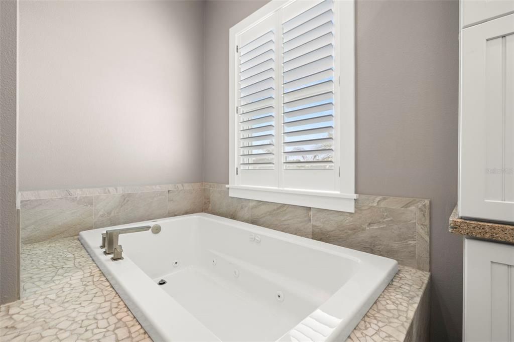 合同活跃: $2,399,900 (3 贝兹, 2 浴室, 2376 平方英尺)