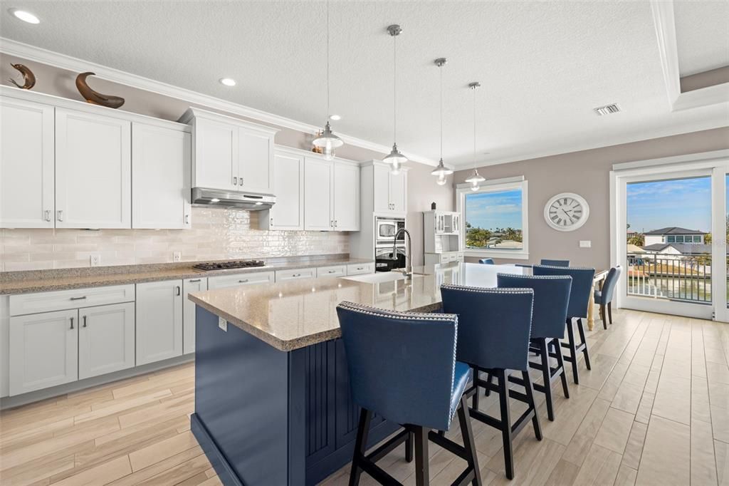 合同活跃: $2,399,900 (3 贝兹, 2 浴室, 2376 平方英尺)