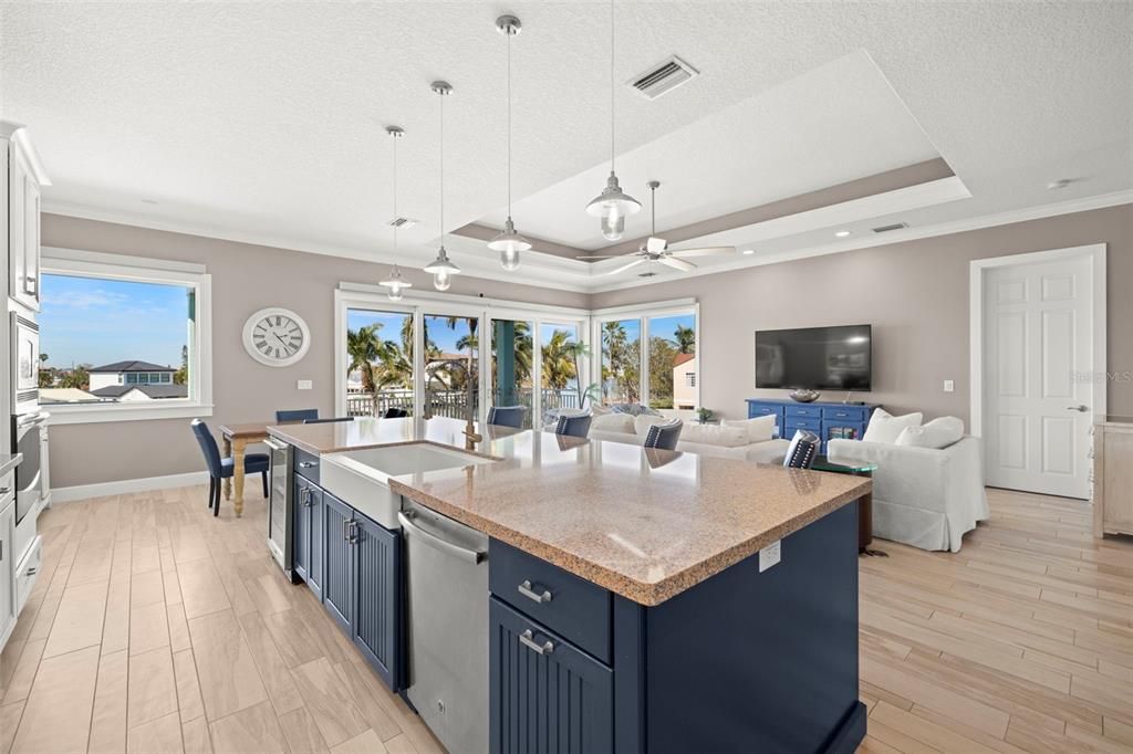 合同活跃: $2,399,900 (3 贝兹, 2 浴室, 2376 平方英尺)