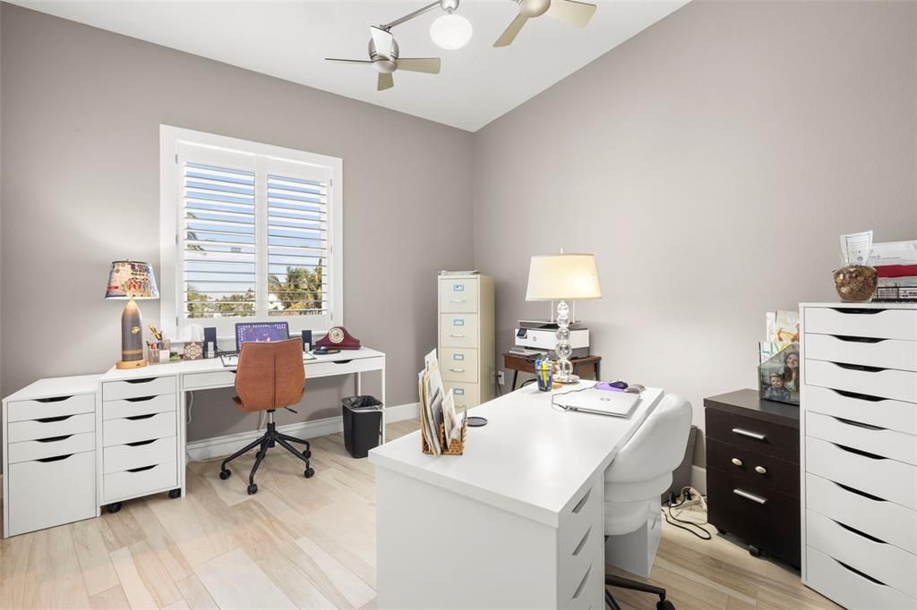 合同活跃: $2,399,900 (3 贝兹, 2 浴室, 2376 平方英尺)