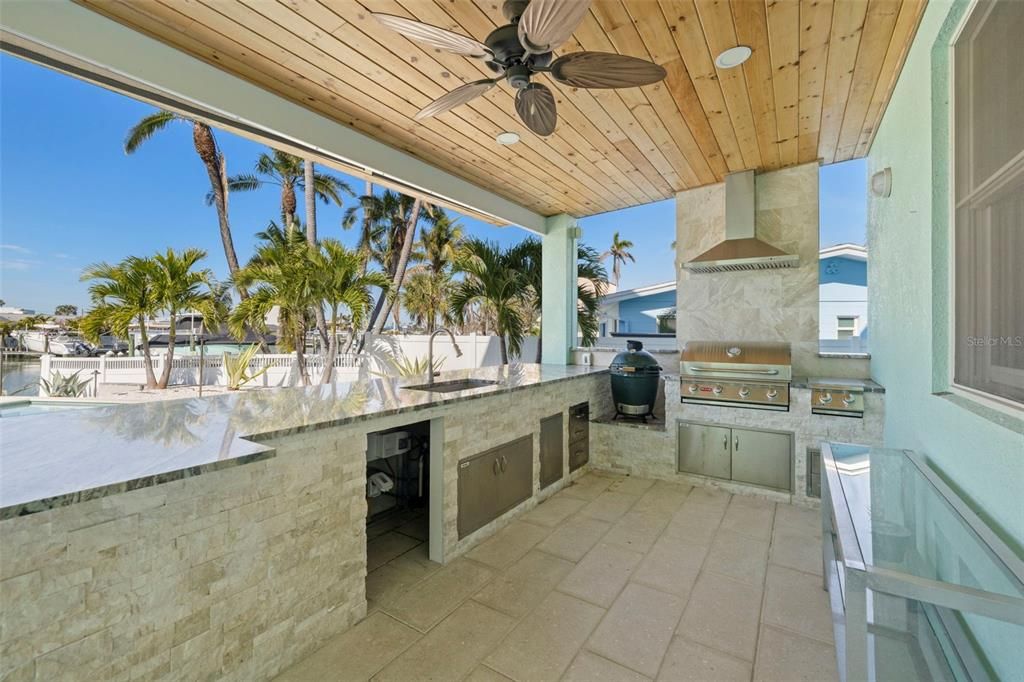 合同活跃: $2,399,900 (3 贝兹, 2 浴室, 2376 平方英尺)