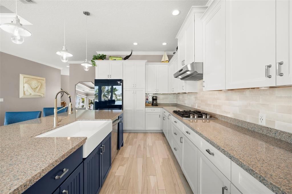 合同活跃: $2,399,900 (3 贝兹, 2 浴室, 2376 平方英尺)