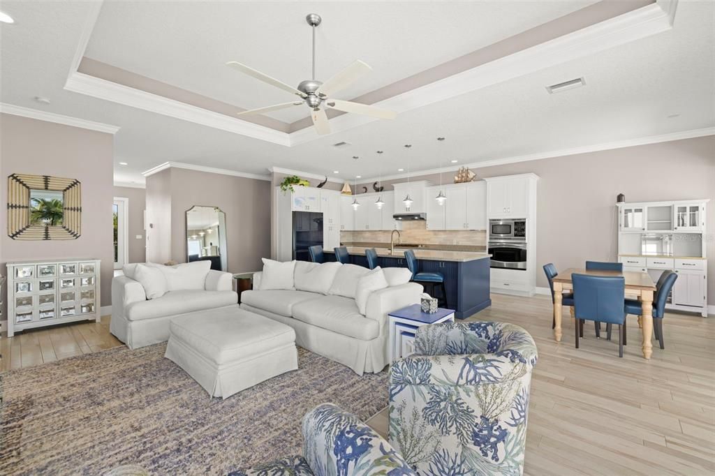 合同活跃: $2,399,900 (3 贝兹, 2 浴室, 2376 平方英尺)