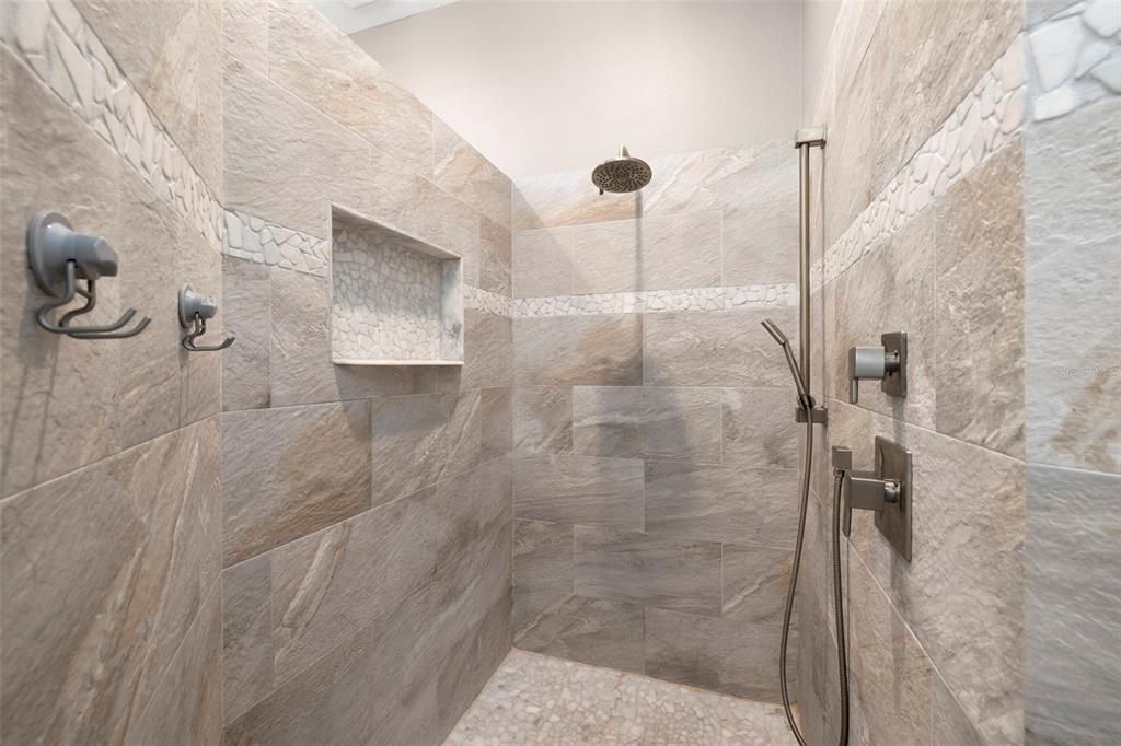 合同活跃: $2,399,900 (3 贝兹, 2 浴室, 2376 平方英尺)