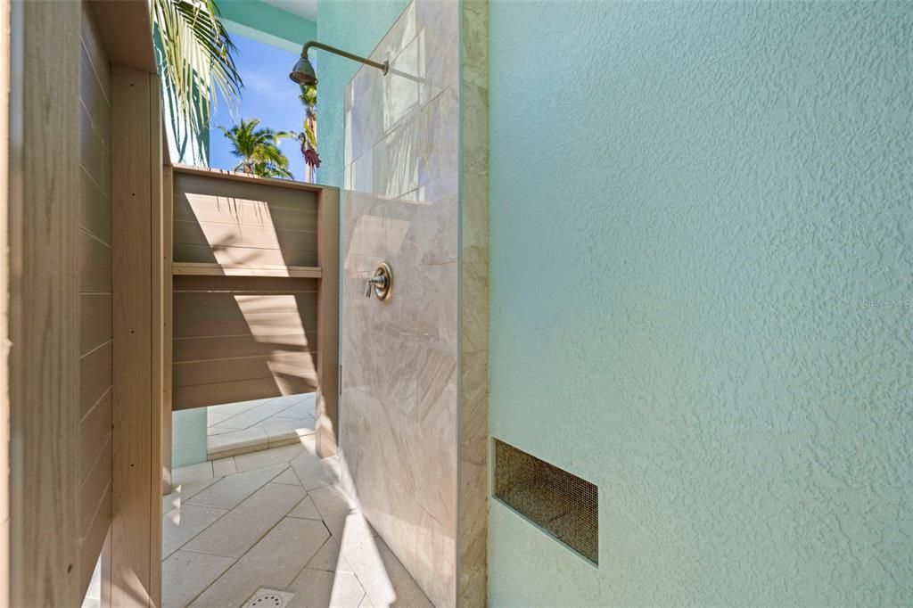 合同活跃: $2,399,900 (3 贝兹, 2 浴室, 2376 平方英尺)