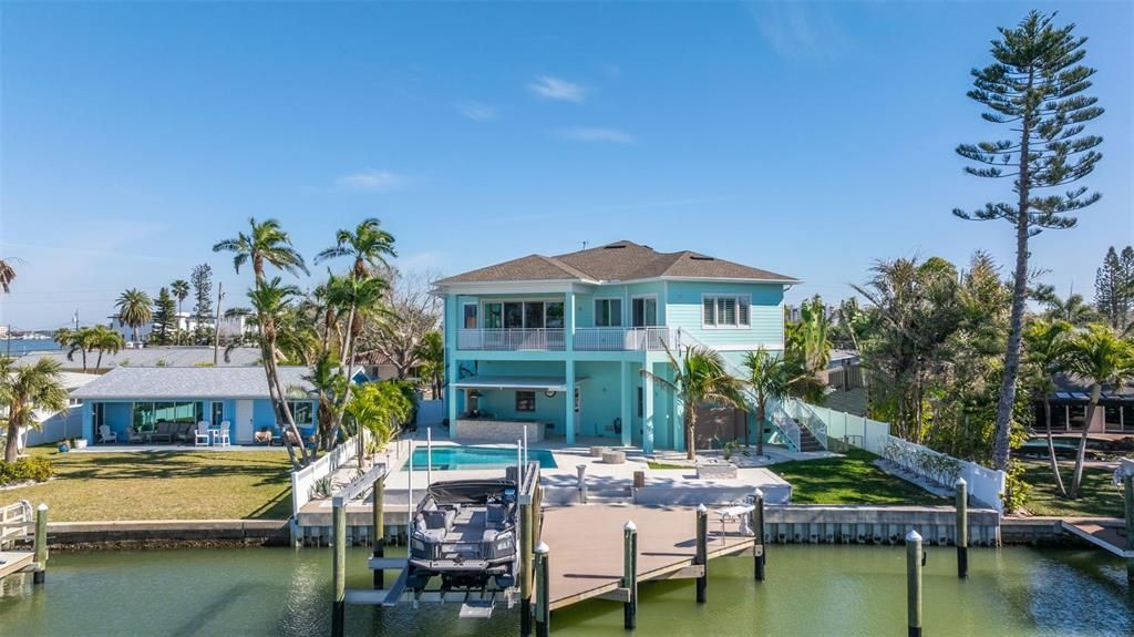 合同活跃: $2,399,900 (3 贝兹, 2 浴室, 2376 平方英尺)