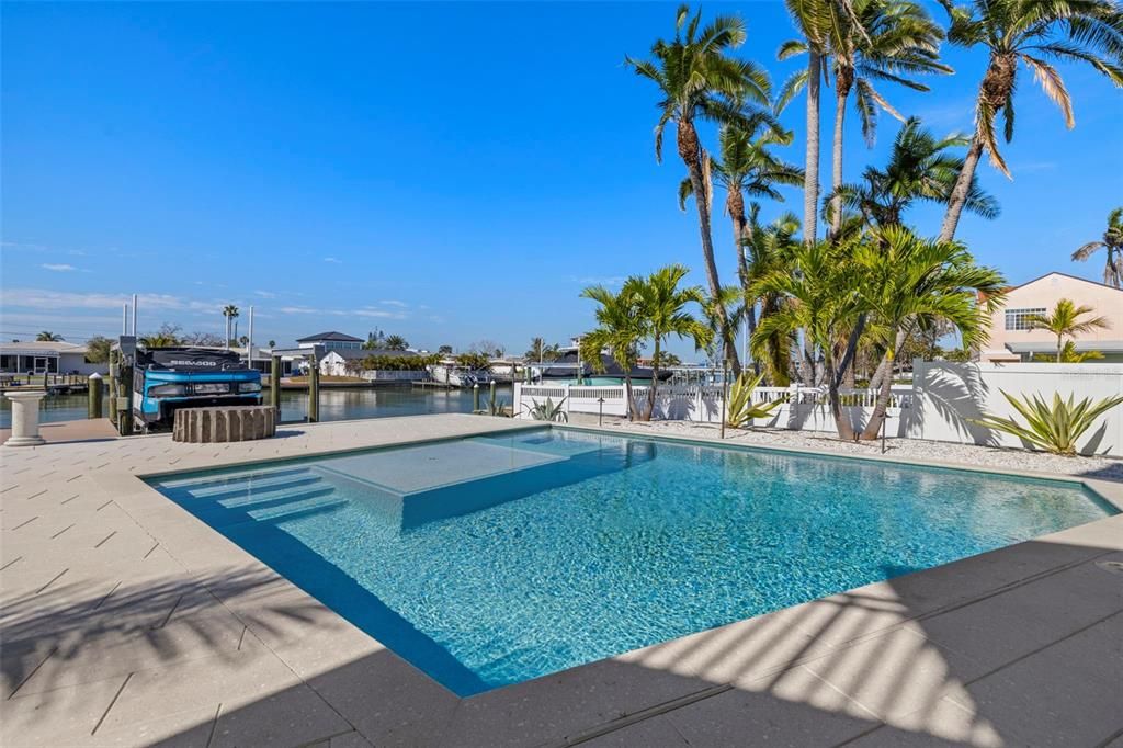 合同活跃: $2,399,900 (3 贝兹, 2 浴室, 2376 平方英尺)