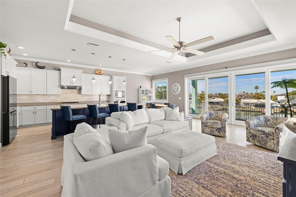 合同活跃: $2,399,900 (3 贝兹, 2 浴室, 2376 平方英尺)