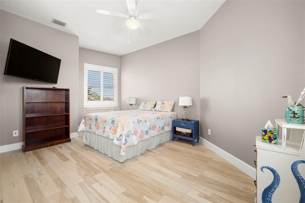 合同活跃: $2,399,900 (3 贝兹, 2 浴室, 2376 平方英尺)