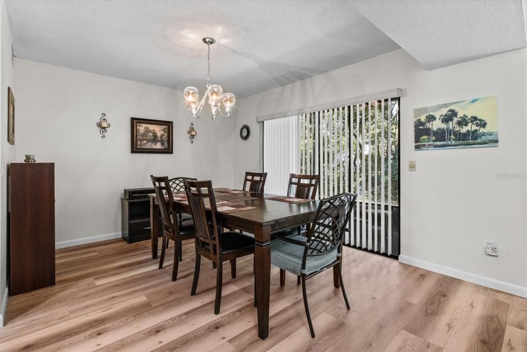 待售: $199,000 (2 贝兹, 2 浴室, 1819 平方英尺)