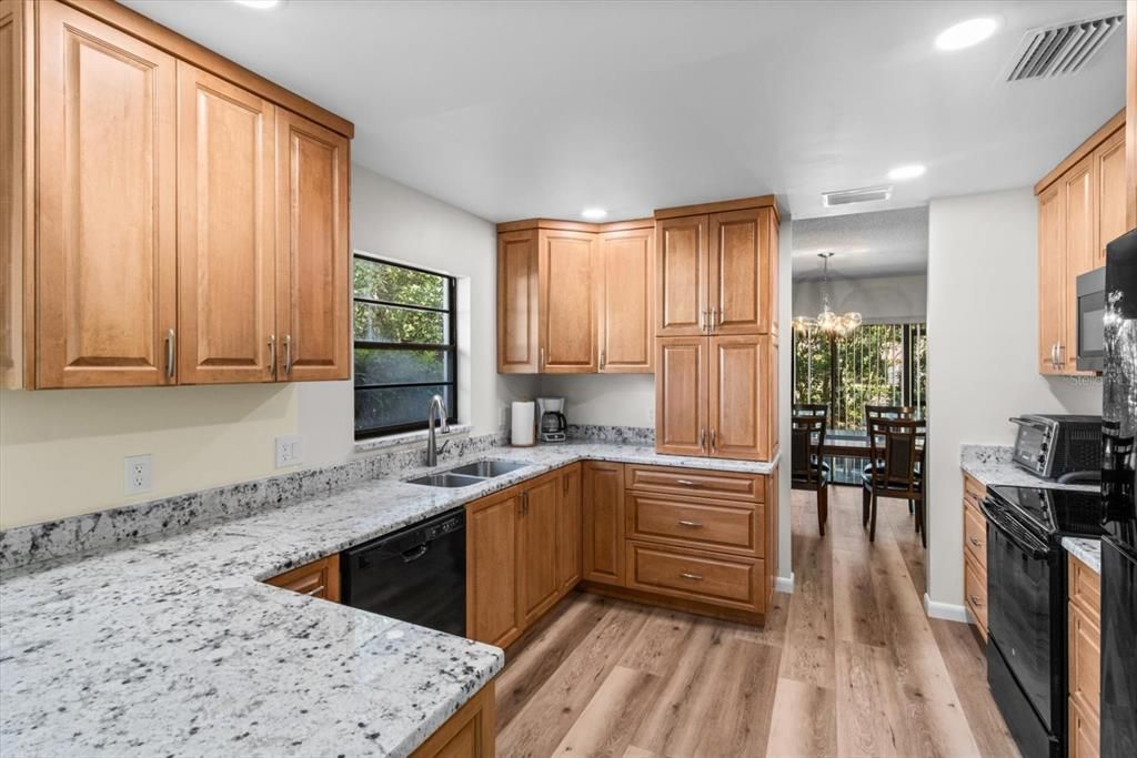 待售: $199,000 (2 贝兹, 2 浴室, 1819 平方英尺)