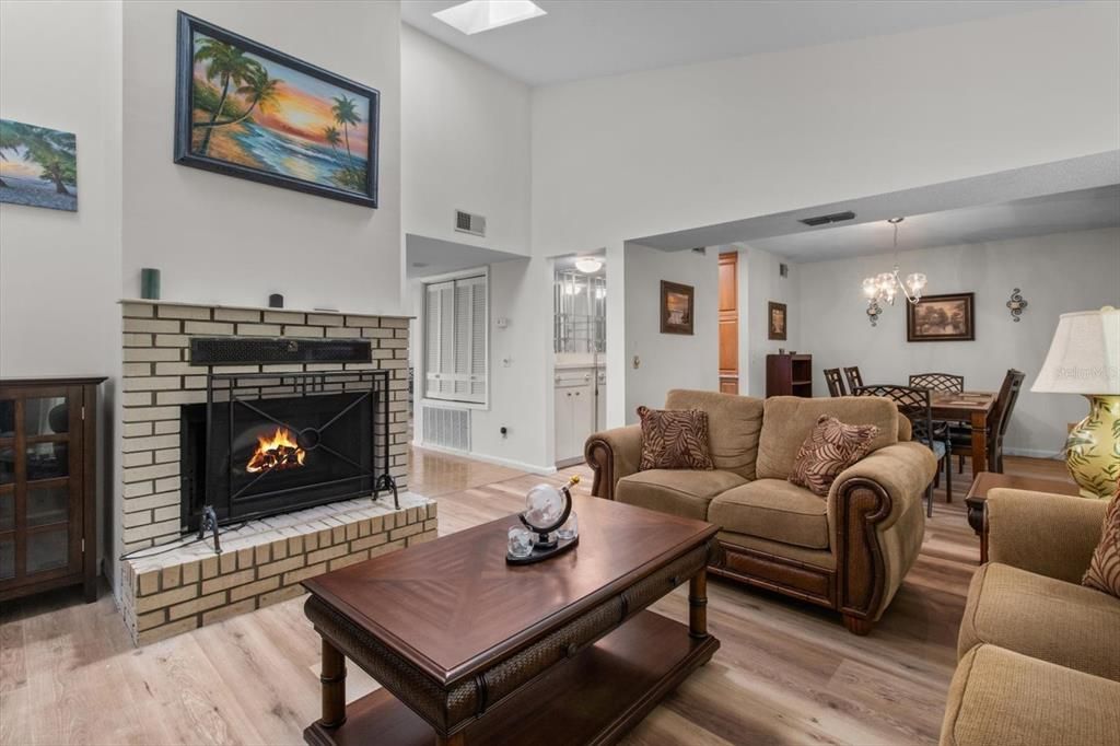 待售: $199,000 (2 贝兹, 2 浴室, 1819 平方英尺)