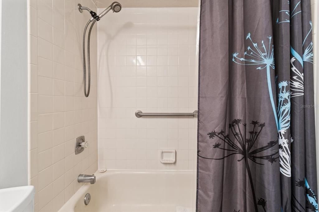 待售: $199,000 (2 贝兹, 2 浴室, 1819 平方英尺)