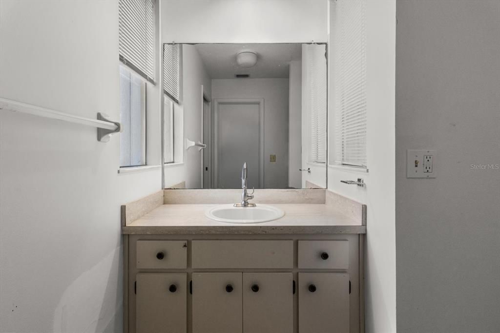 待售: $199,000 (2 贝兹, 2 浴室, 1819 平方英尺)