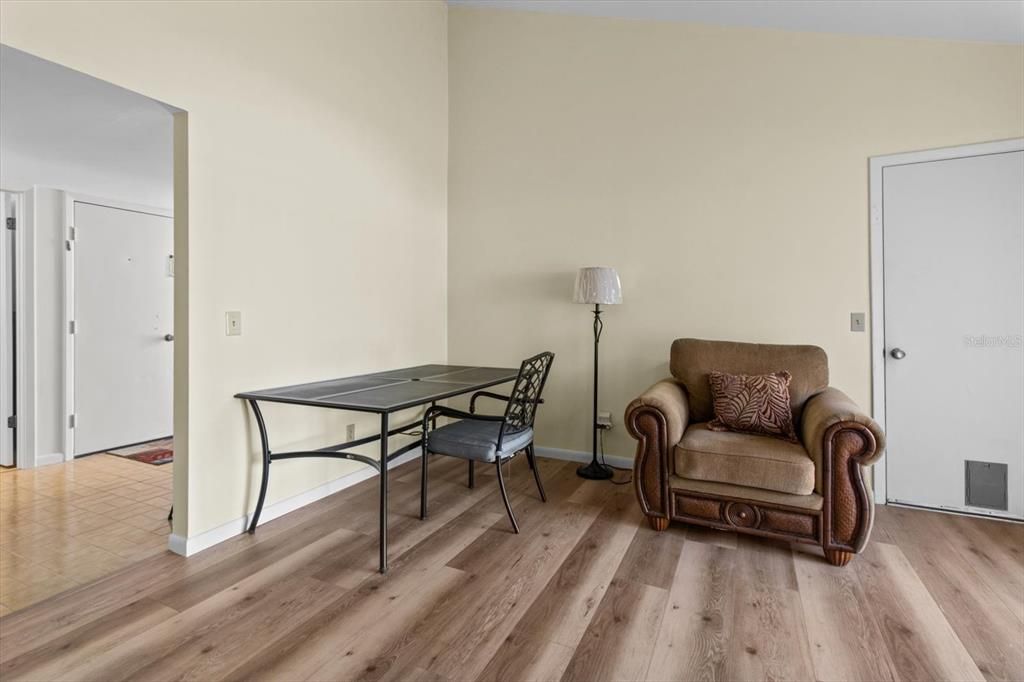 待售: $199,000 (2 贝兹, 2 浴室, 1819 平方英尺)