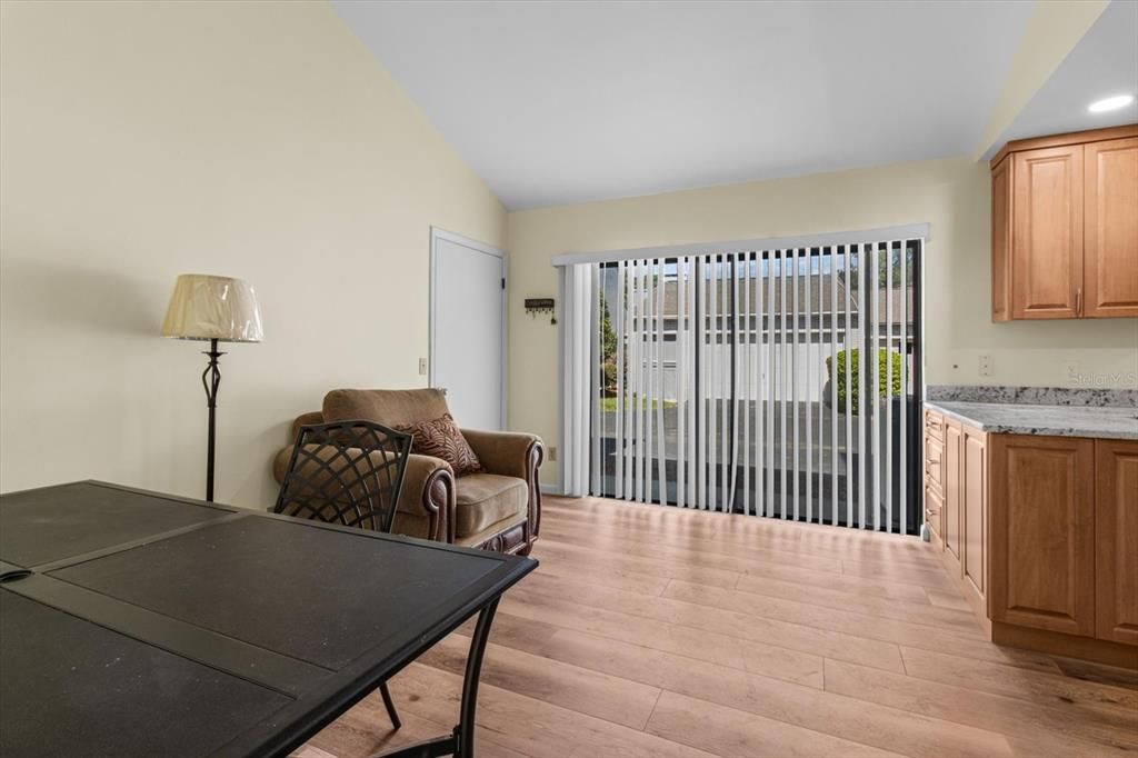 待售: $199,000 (2 贝兹, 2 浴室, 1819 平方英尺)