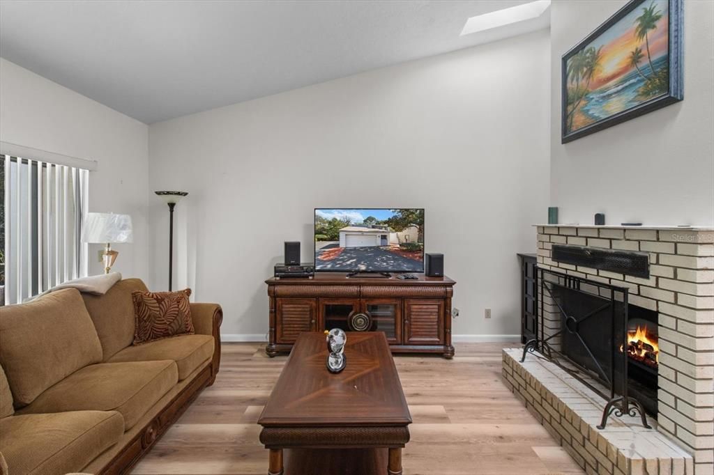 待售: $199,000 (2 贝兹, 2 浴室, 1819 平方英尺)