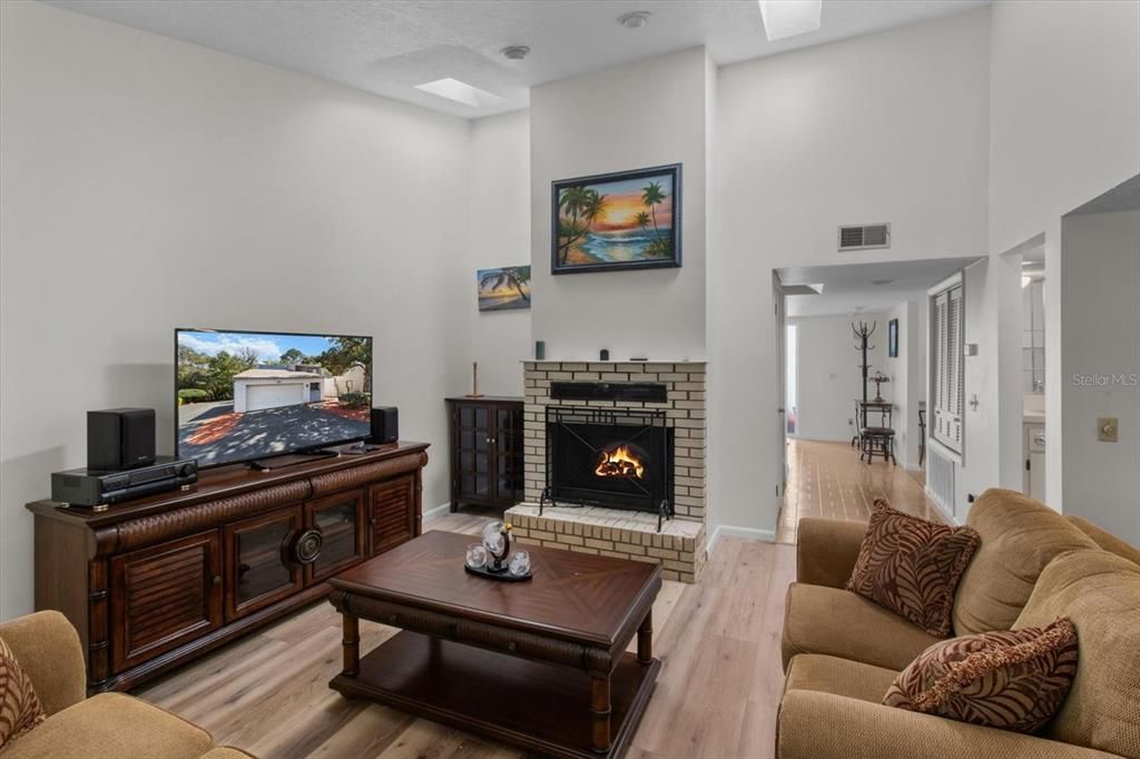 待售: $199,000 (2 贝兹, 2 浴室, 1819 平方英尺)