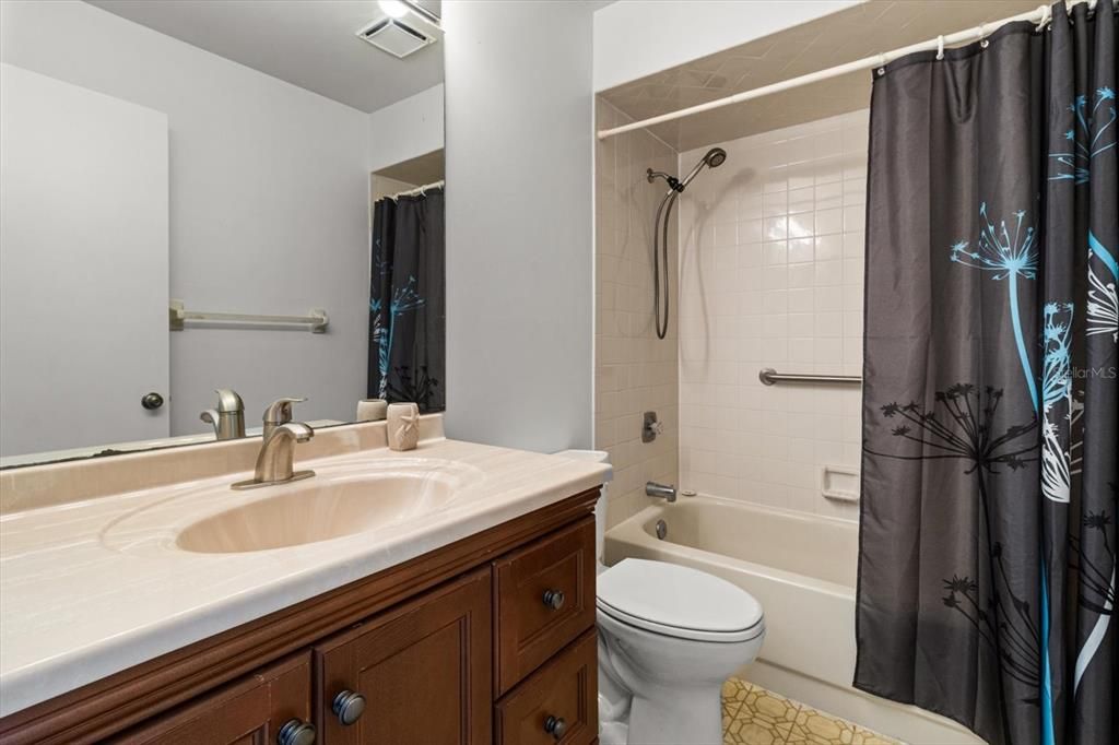 待售: $199,000 (2 贝兹, 2 浴室, 1819 平方英尺)