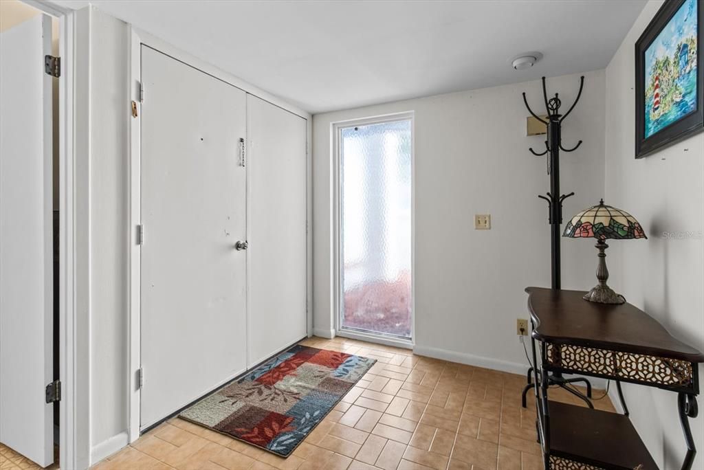 待售: $199,000 (2 贝兹, 2 浴室, 1819 平方英尺)