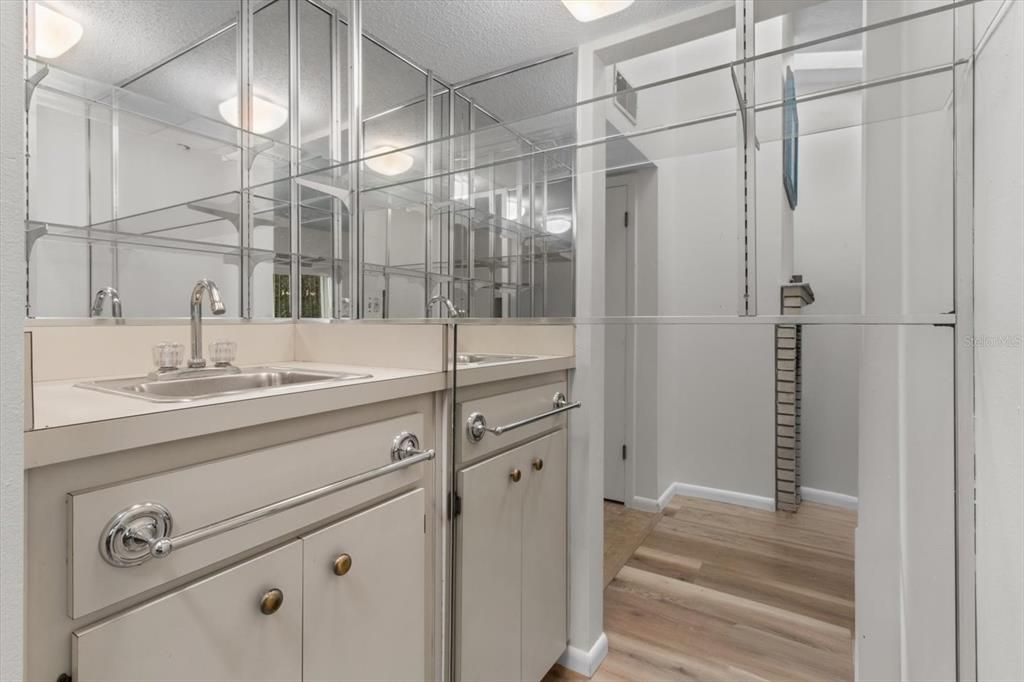 待售: $199,000 (2 贝兹, 2 浴室, 1819 平方英尺)