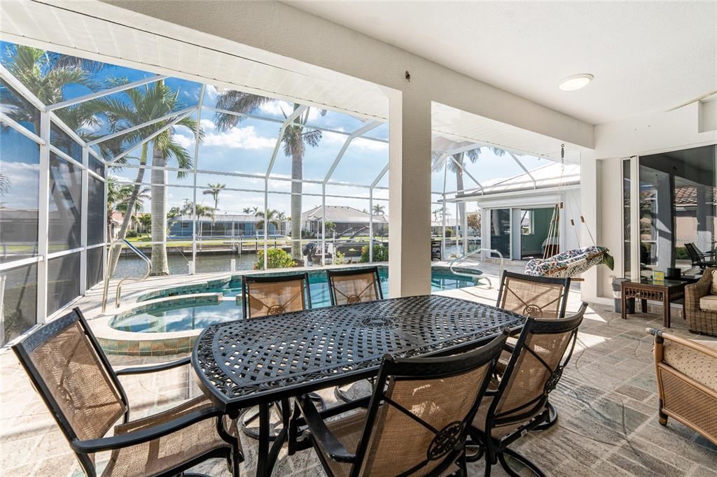 Под контрактом: $750,000 (3 спален, 2 ванн, 1988 Квадратных фут)