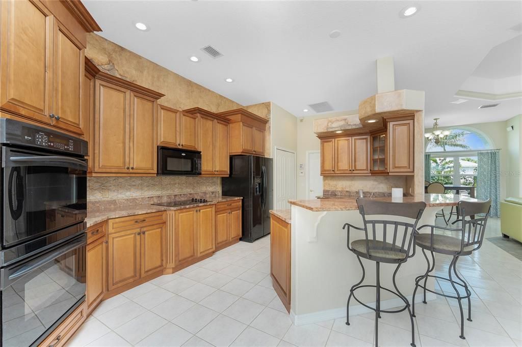 Под контрактом: $750,000 (3 спален, 2 ванн, 1988 Квадратных фут)