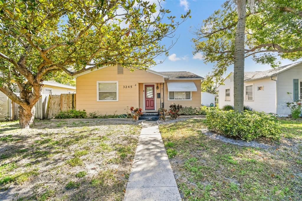 最近售出: $350,000 (2 贝兹, 1 浴室, 908 平方英尺)