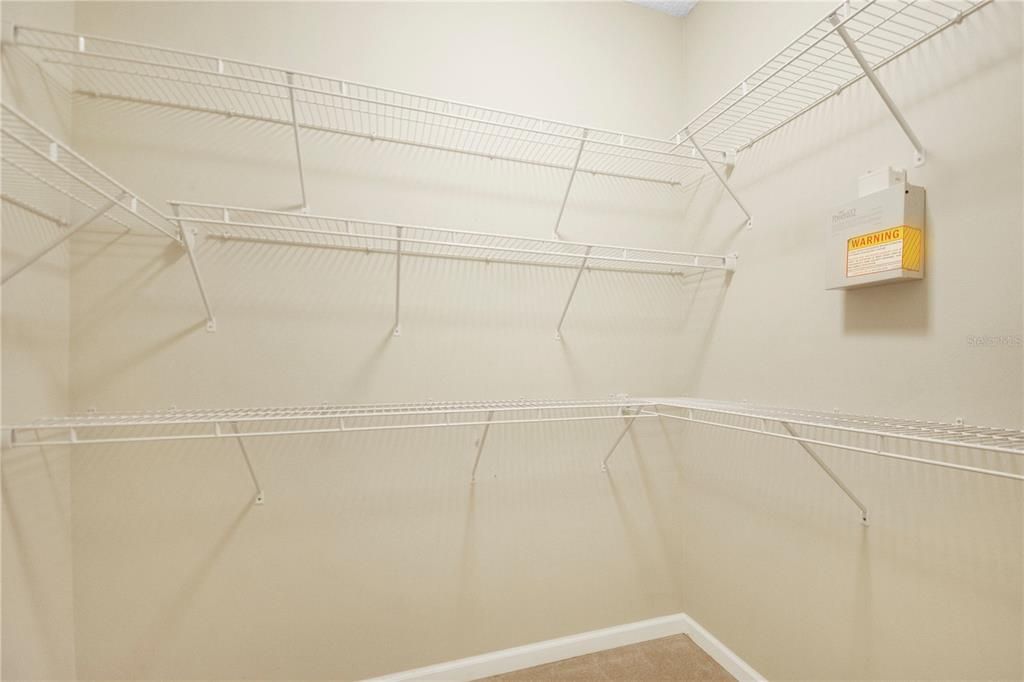 En Venta: $699,900 (3 camas, 3 baños, 2907 Pies cuadrados)