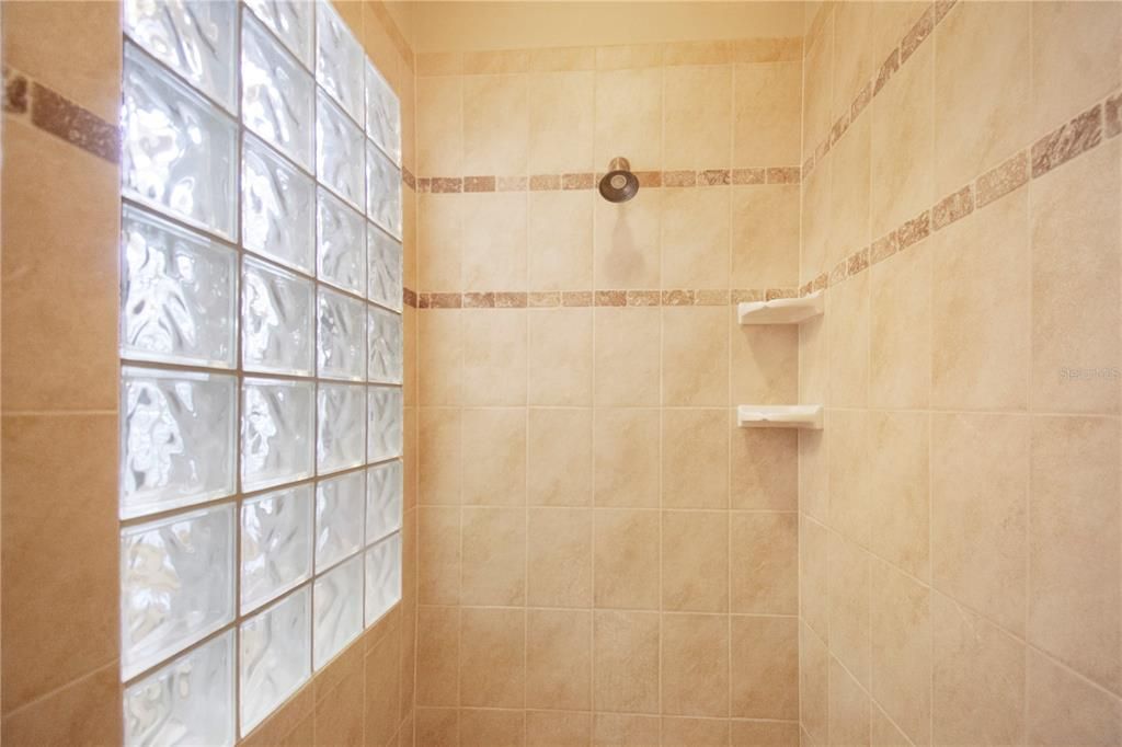 En Venta: $699,900 (3 camas, 3 baños, 2907 Pies cuadrados)