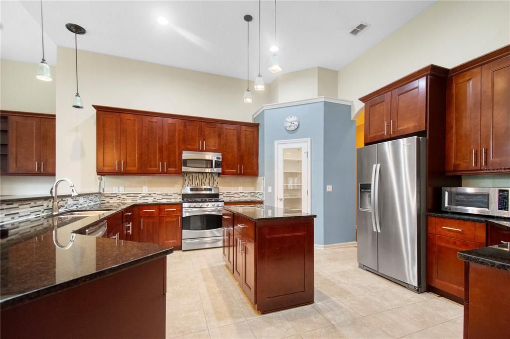 En Venta: $699,900 (3 camas, 3 baños, 2907 Pies cuadrados)