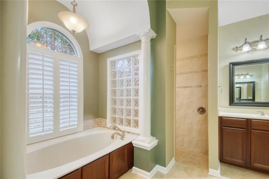 En Venta: $699,900 (3 camas, 3 baños, 2907 Pies cuadrados)