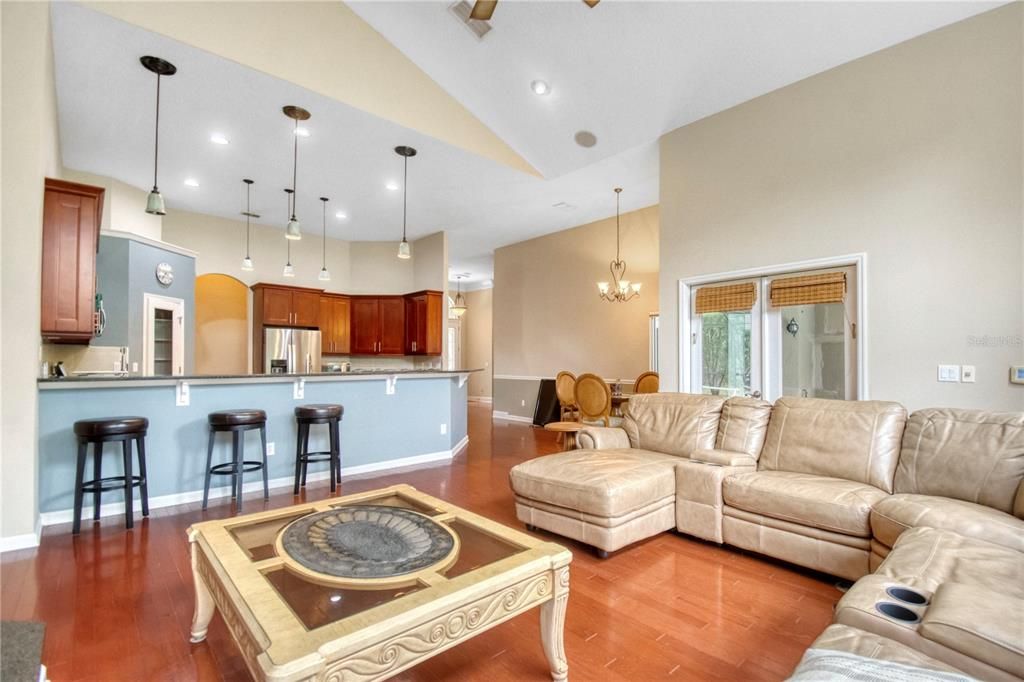 En Venta: $699,900 (3 camas, 3 baños, 2907 Pies cuadrados)