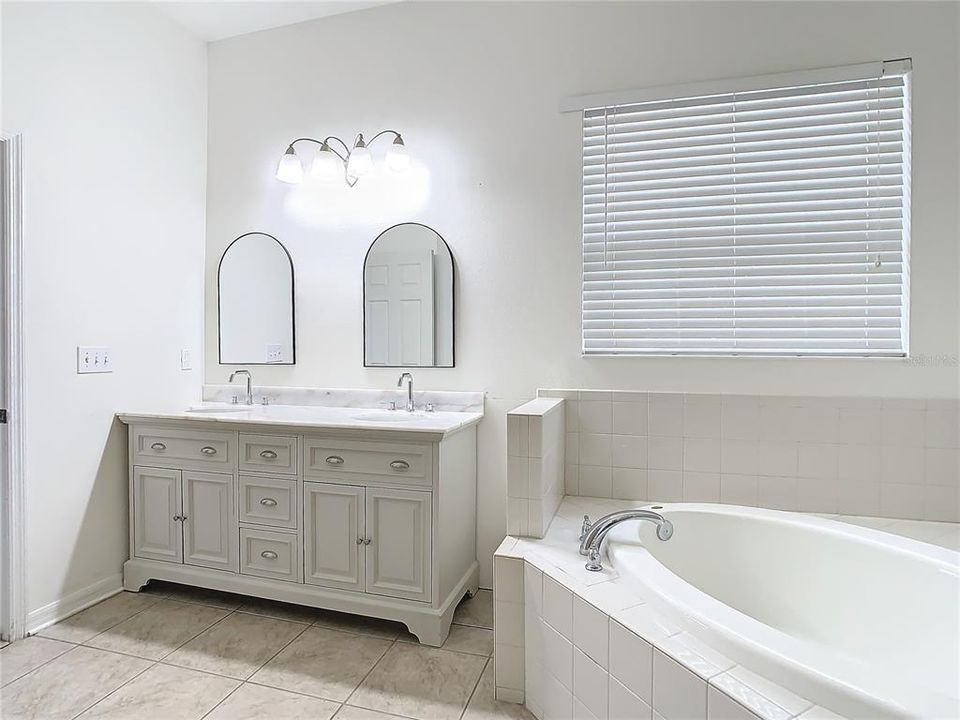 Под контрактом: $2,500 (4 спален, 2 ванн, 1923 Квадратных фут)