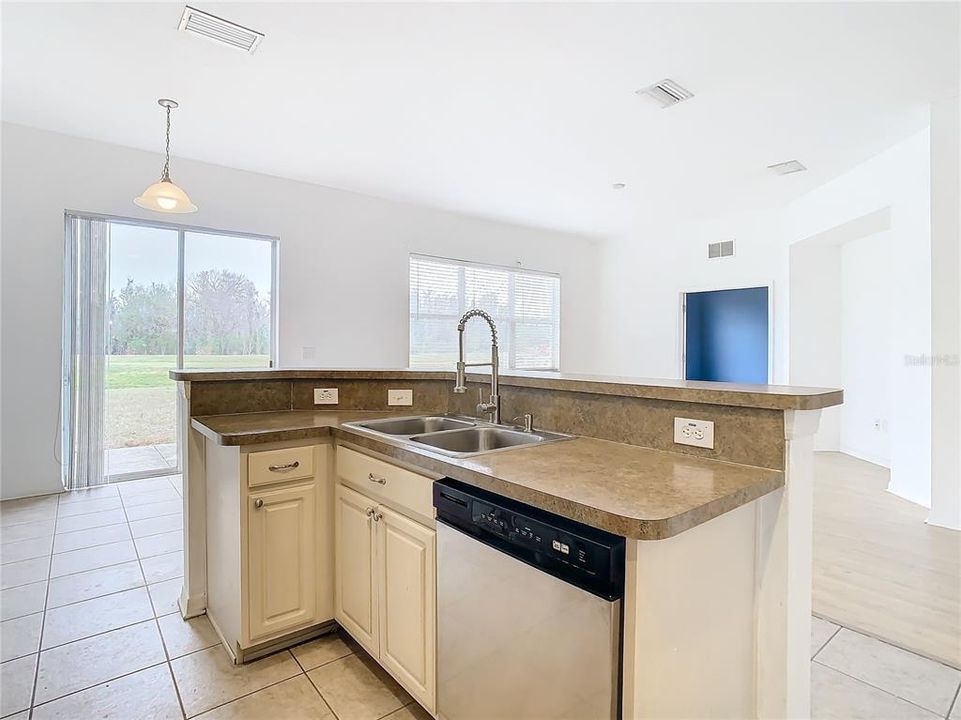 Под контрактом: $2,500 (4 спален, 2 ванн, 1923 Квадратных фут)