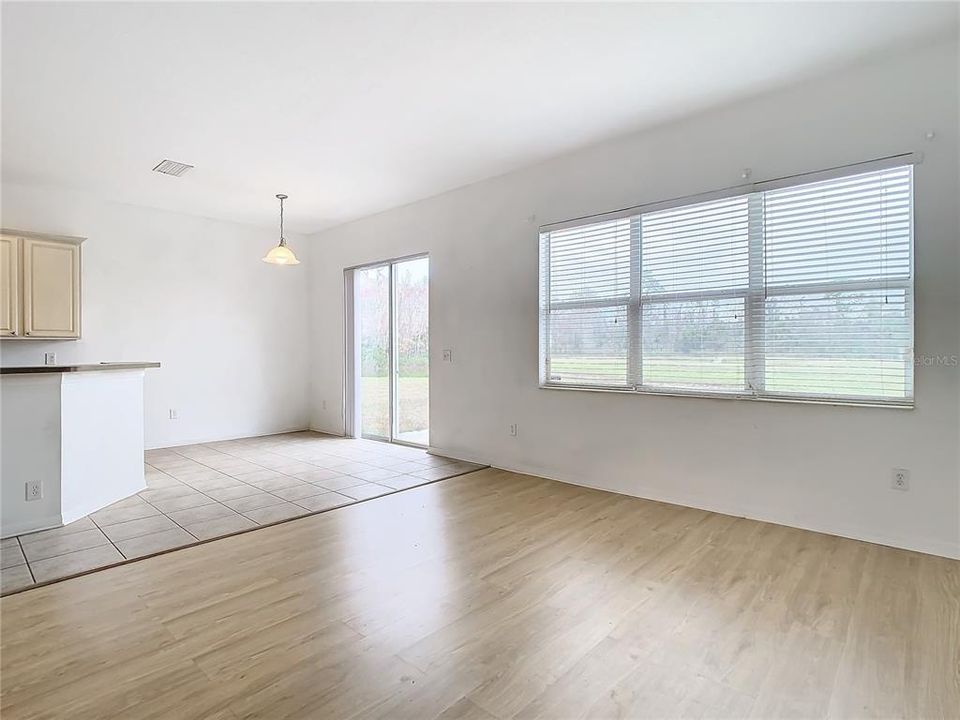 Под контрактом: $2,500 (4 спален, 2 ванн, 1923 Квадратных фут)